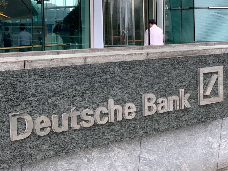 Deutsche Bank: Ο Πόλεμος στη Μέση Ανατολή Μπορεί να Φέρει το Τέλος των Πετροδολαρίων
