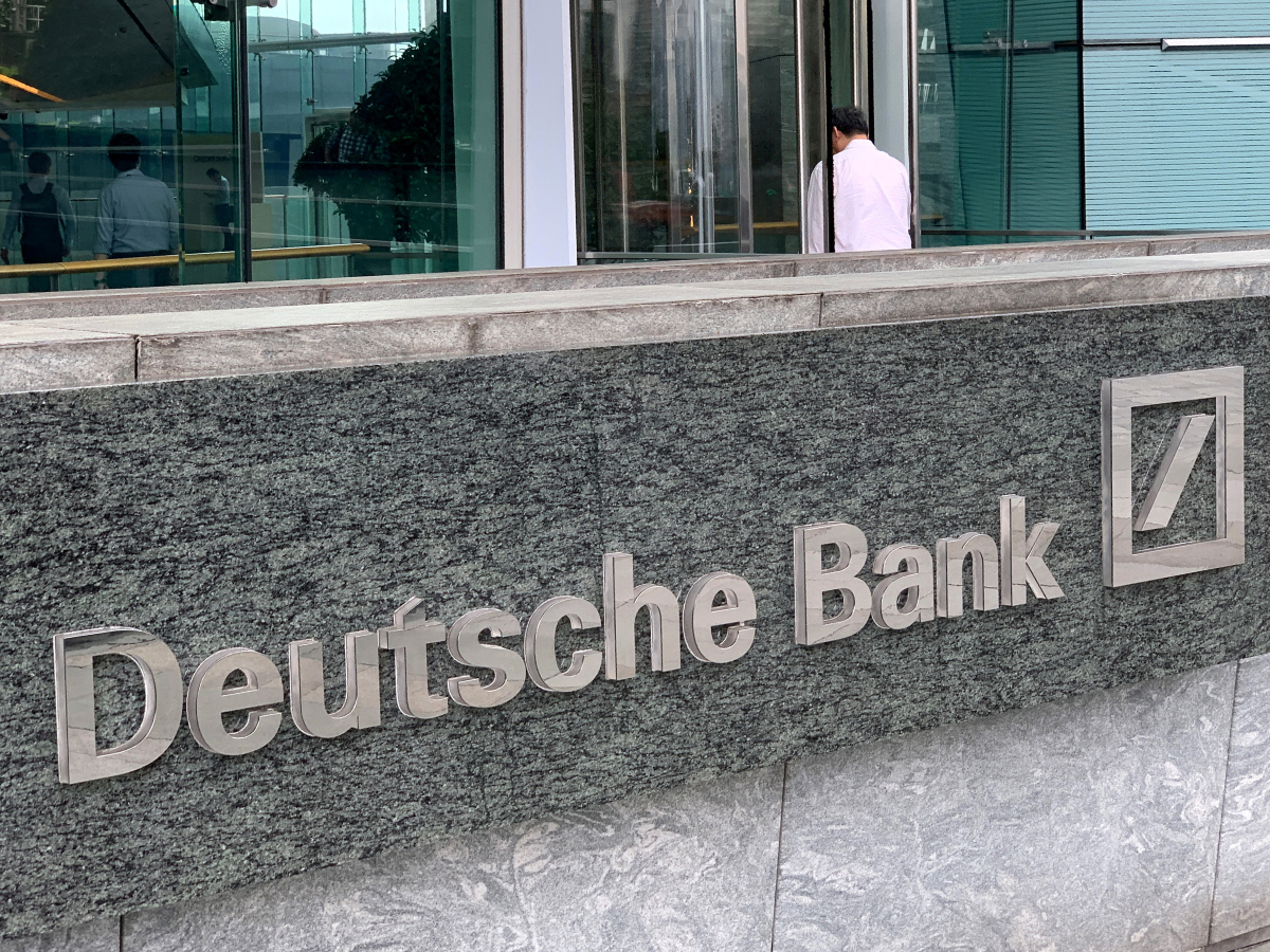 Deutsche Bank: Ο Πόλεμος στη Μέση Ανατολή Μπορεί να Φέρει το Τέλος των Πετροδολαρίων