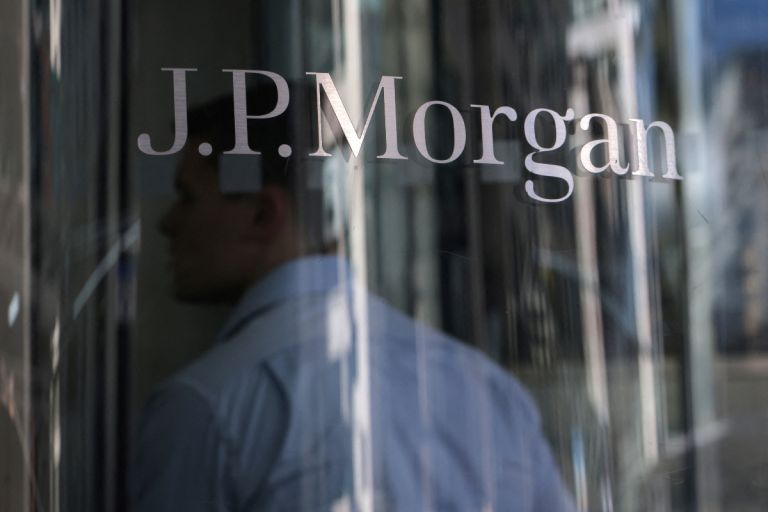 JPMorgan: Υψηλός κίνδυνος για τις αγορές από τον πόλεμο στο Ιράν – «Να μην εφησυχάζουν οι επενδυτές»