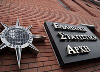 2,8 εκατ. Έλληνες σε φτώχεια το 2025 – «Καμπανάκι» για την ανάπτυξη Μητσοτάκη