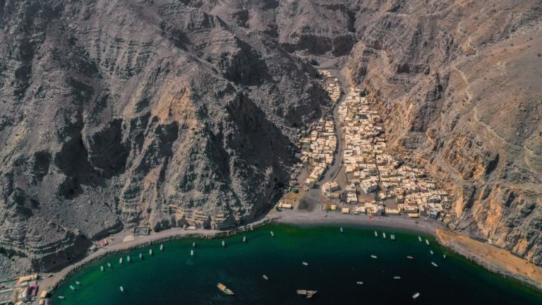 Μουσαντάμ: Το «δάχτυλο» που κρατά κλειδωμένο το Στενό του Ορμούζ – Η παράξενη ιστορία μιας χερσονήσου