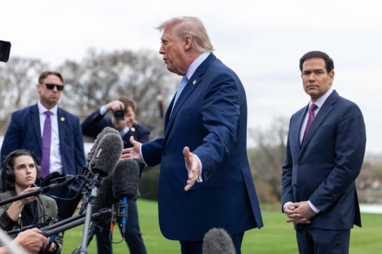 Ο Τραμπ Παρατείνει Προθεσμία στο Ιράν: Στενά του Ορμούζ και Ενεργειακές Υποδομές σε Κρίση