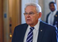 ΗΠΑ: 11 Χρόνια Κάθειρξη στον Μπομπ Μενέντεζ για Δωροδοκία με Χρυσό και Μετρητά