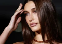 Χέιλι Μπίμπερ: «Και ως διά μαγείας έμεινα έγκυος» – Η ειλικρινής εξομολόγηση για το διάφραγμα στη μήτρα