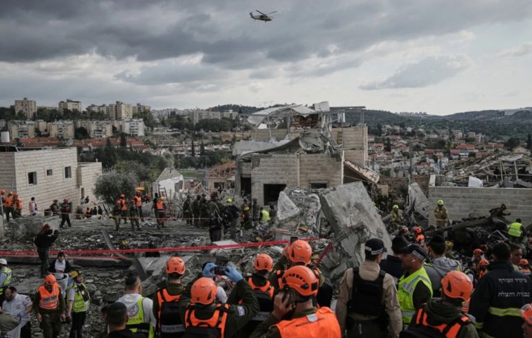Σκοτώθηκαν έξι άτομα στο κεντρικό Ισραήλ μετά από χτύπημα ιρανικού πυραύλου
