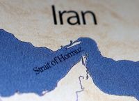 Στενό του Ορμούζ: Πώς ένα κλείσιμο μπορεί να εκτινάξει το πετρέλαιο παγκοσμίως