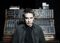 Ζαν Μισέλ Ζαρ: Ο μάγος της ηλεκτρονικής μουσικής έρχεται στην Αθήνα