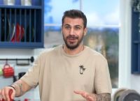 Έδωσε απάντηση στο δίλλημα της νοικοκυράς ο Πετρετζίκης: «Πλένουμε ή όχι το κρέας πριν το μαγειρέψουμε;»