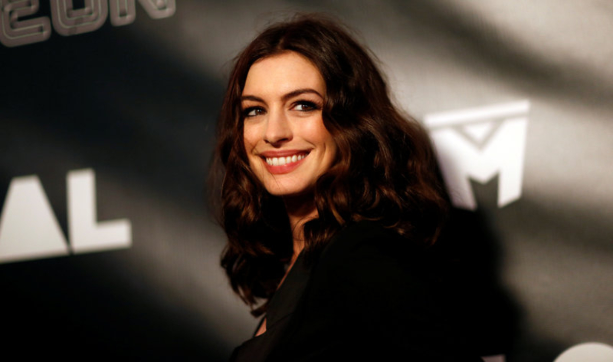 Anne Hathaway: «Ζωγραφίζω, ωρίμασα και επιστρέφω στο The Devil Wears Prada 2»