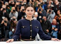 Είναι η Selena Gomez κλώνος; Η αλήθεια πίσω από τη θεωρία που σαρώνει το TikTok