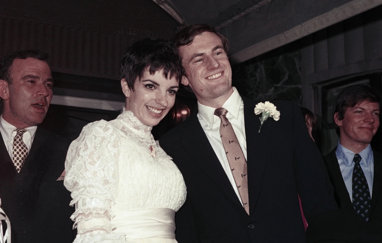 Λάιζα Μινέλι: Όταν έπιασε τον πρώτο της σύζυγο, Πίτερ Άλεν, να κάνει παθιασμένο σεξ με άλλον άνδρα