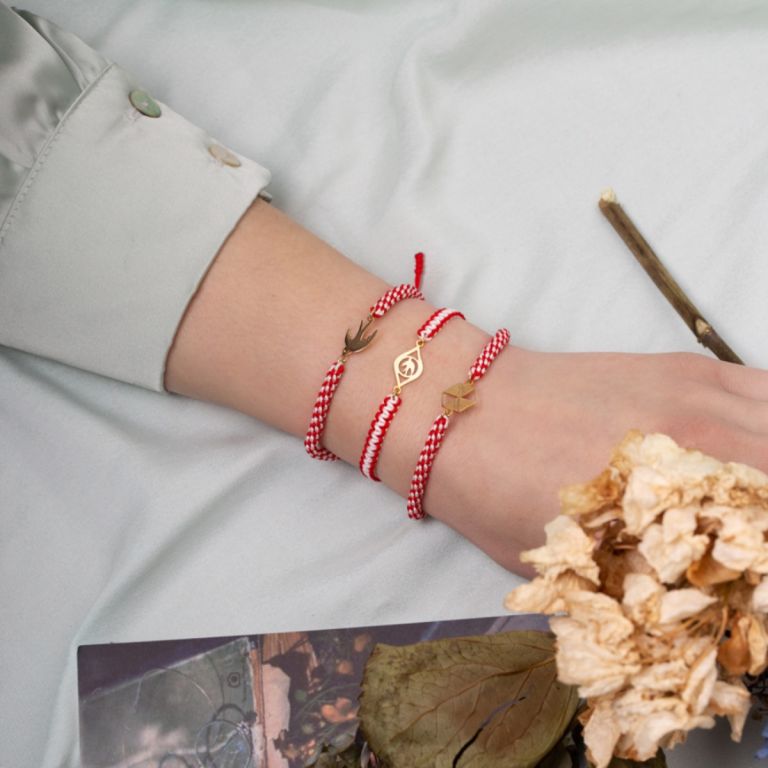 Γιατί φοράμε Μάρτη: Το πολύ παλιό έθιμο με το βραχιόλι από κόκκινη και λευκή κλωστή