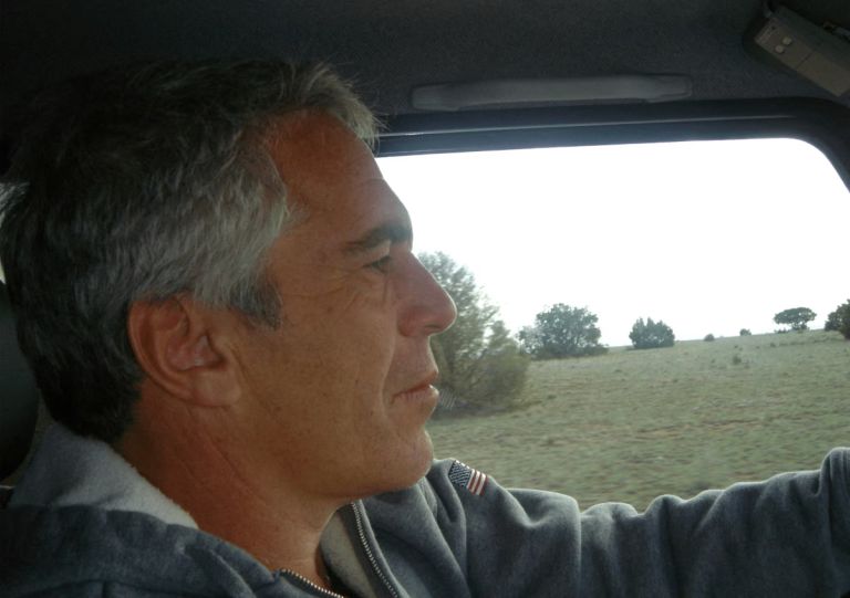 «Δεν Θυμάμαι Τίποτα»: Θύμα του Έπσταϊν Καταγγέλλει Βιασμό μετά από Χορήγηση Ναρκωτικών