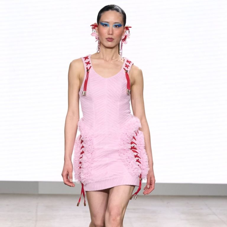 Εβδομάδα Μόδας Λονδίνου FW26: Τα beauty looks που «έγραψαν» στο catwalk