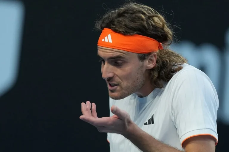 Έξαλλος ο Τσιτσιπάς με τον διαιτητή: «Θα έπρεπε να ντρέπεσαι για τον εαυτό σου»