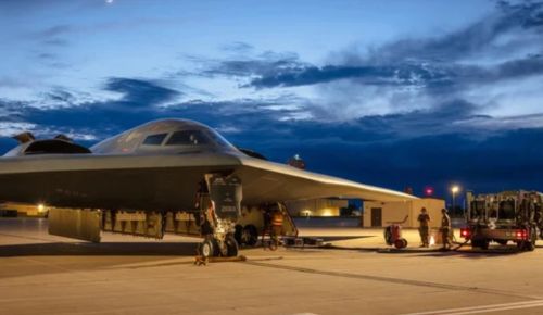 Οι ΗΠΑ επικήρυξαν τον Μοτζτάμπα Χαμενεΐ – Βομβάρδισαν με Β-2 stealth εγκαταστάσεις στο Ιράν