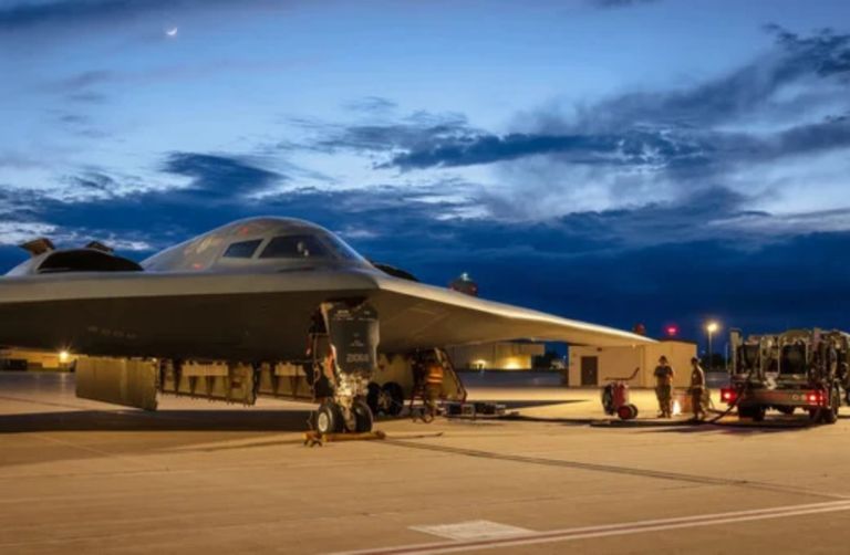 Οι ΗΠΑ επικήρυξαν τον Μοτζτάμπα Χαμενεΐ – Βομβάρδισαν με Β-2 stealth εγκαταστάσεις στο Ιράν