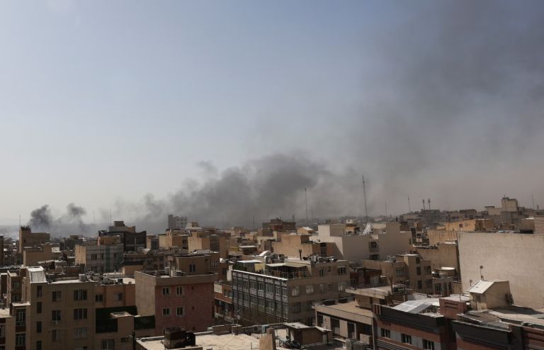 Πόλεμος στη Μέση Ανατολή: Πώς δηλώνουν παρουσία οι Έλληνες για επαναπατρισμό και ενημέρωση