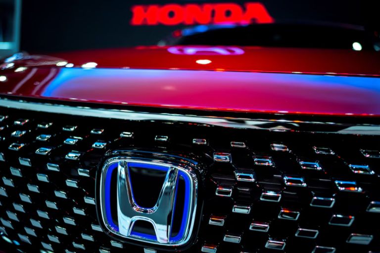 Honda: Σοκ 15,7 δισ. δολαρίων και στροφή στα υβριδικά μετά το φρένο στα EV