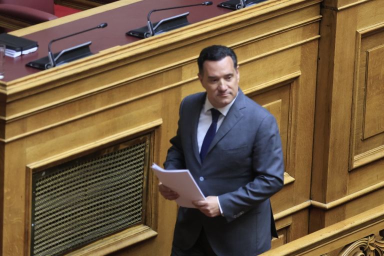 Ο Άδωνις Γεωργιάδης «καθάρισε» την Ολομέλεια απέναντι στην Κωνσταντοπούλου – Δημοκρατία ή χάος;