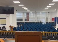 Δίκη Τέμπη: Οι αλλαγές στην αίθουσα, πώς θα εισέλθουν δικηγόροι, συγγενείς και κατηγορούμενοι