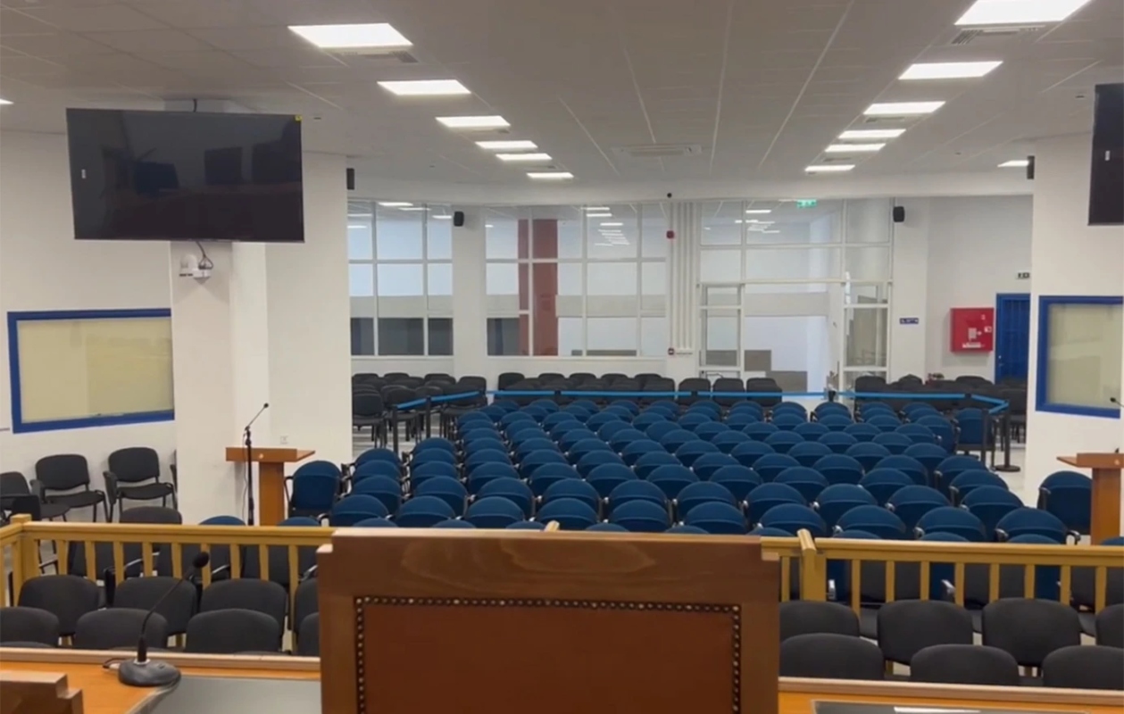Δίκη Τέμπη: Οι αλλαγές στην αίθουσα, πώς θα εισέλθουν δικηγόροι, συγγενείς και κατηγορούμενοι