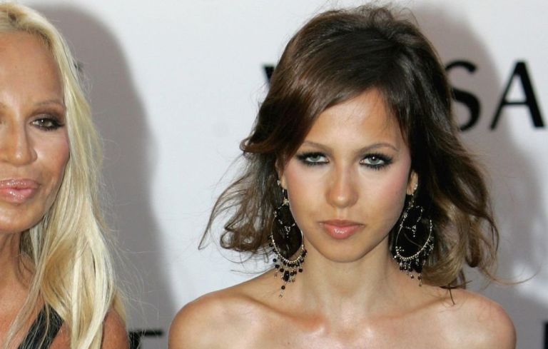 Allegra Versace: Η κληρονόμος των 800 εκατ. και η σιωπηλή μάχη πίσω από τη λάμψη