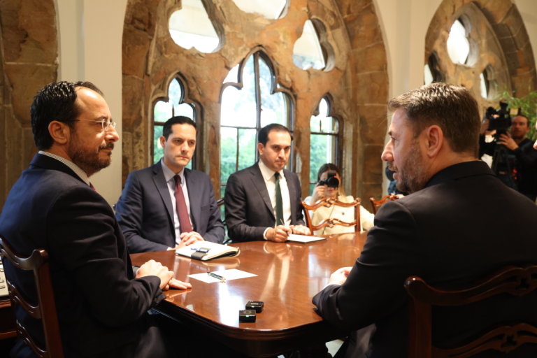 Ανδρουλάκης από Λευκωσία: “Καμία εμπλοκή στον πόλεμο” – Πιέζει για διπλωματική αντεπίθεση της ΕΕ