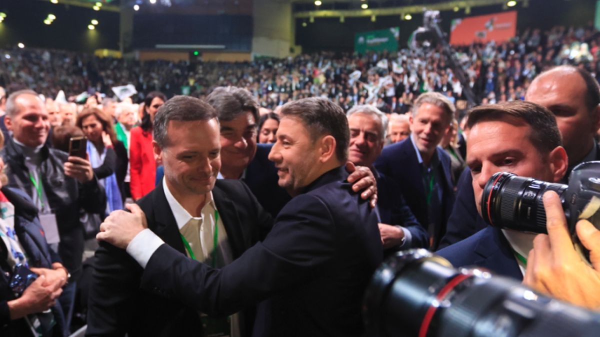 ΠΑΣΟΚ: Αγκαλιές, Selfies και Πολιτική Αλλαγή – Το Συνέδριο που Ένωσε Κόμμα και Κοινωνία