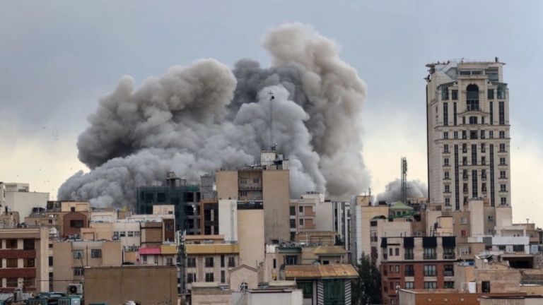 Το Ιράν επιτέθηκε σε δεξαμενές καυσίμων σε αεροδρόμιο του Τελ Αβίβ–Τα ΗΑΕ αναχαίτισαν βαλλιστικούς πυραύλους