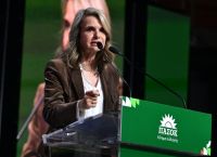 «Ανατροπή ή… συμπλήρωμα; Η Αποστολάκη θέτει το ΠΑΣΟΚ σε ευθεία σύγκρουση με τη ΝΔ»