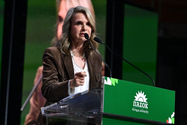 «Ανατροπή ή… συμπλήρωμα; Η Αποστολάκη θέτει το ΠΑΣΟΚ σε ευθεία σύγκρουση με τη ΝΔ»