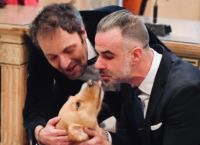 Ο Αύγουστος Κορτώ και ο σύζυγός του συμπλήρωσαν δύο χρόνια γάμου: “Πάλι εσένα θα παντρευόμουνα”