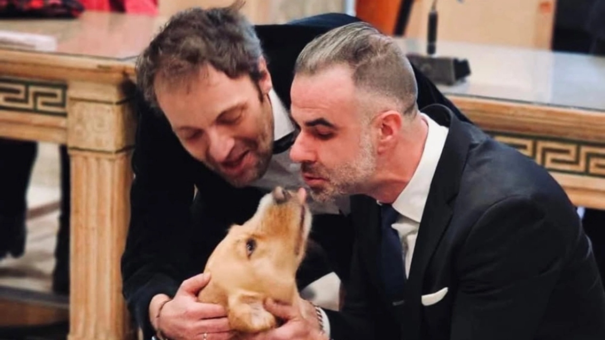 Ο Αύγουστος Κορτώ και ο σύζυγός του συμπλήρωσαν δύο χρόνια γάμου: “Πάλι εσένα θα παντρευόμουνα”