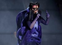Brit Awards 2026: Η Björk «εισέβαλε» στη σκηνή και απογείωσε τη Rosalía
