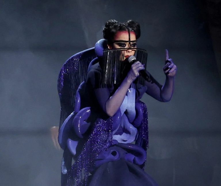 Brit Awards 2026: Η Björk «εισέβαλε» στη σκηνή και απογείωσε τη Rosalía