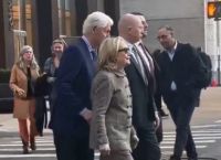 Μπιλ Κλίντον-Χίλαρι: Viral το βίντεο με τον πρώην πρόεδρο των ΗΠΑ να σπρώχνει τη σύζυγό του σε διάβαση πεζών