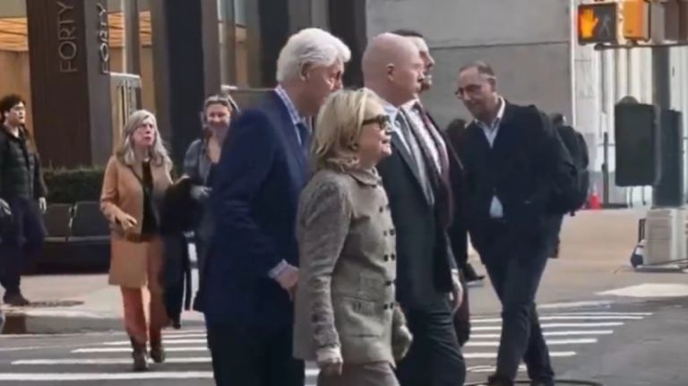 Μπιλ Κλίντον-Χίλαρι: Viral το βίντεο με τον πρώην πρόεδρο των ΗΠΑ να σπρώχνει τη σύζυγό του σε διάβαση πεζών