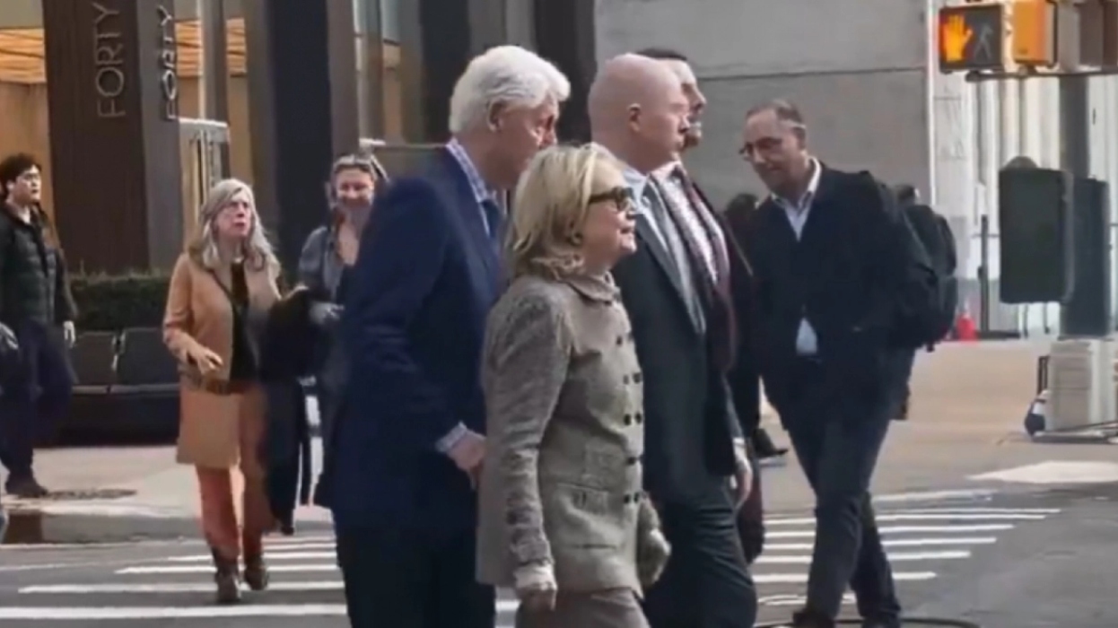 Μπιλ Κλίντον-Χίλαρι: Viral το βίντεο με τον πρώην πρόεδρο των ΗΠΑ να σπρώχνει τη σύζυγό του σε διάβαση πεζών
