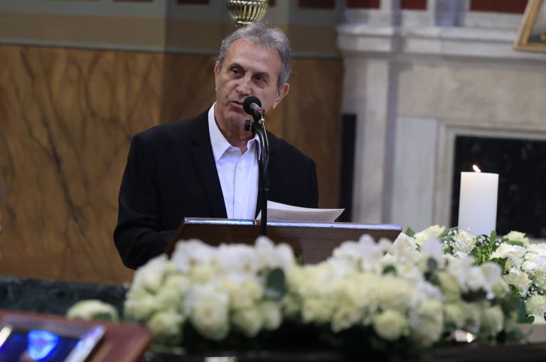 Γιώργος Νταλάρας στον επικήδειο της Μαρινέλλας: «Βρε μάνα, πώς παίρνεις τέτοιο ρίσκο;»