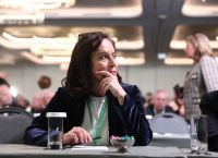 Ψήφισε στη Γλυφάδα η Διαμαντοπούλου: «Πάρα τις αστοχίες, ο λαός θα φέρει την ανατροπή»