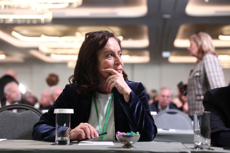 Ψήφισε στη Γλυφάδα η Διαμαντοπούλου: «Πάρα τις αστοχίες, ο λαός θα φέρει την ανατροπή»