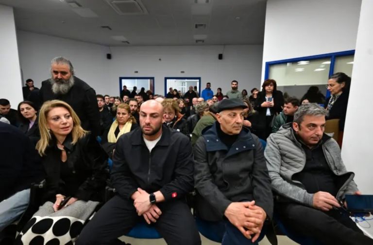 Τέμπη: Δίκη-φωτιά με φωνές, απειλές και σκιές συγκάλυψης – Ποιοι λείπουν από το εδώλιο;