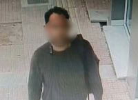 Βίντεο με το «δράκο» του Πειραιά να ακολουθεί γυναίκα πριν της επιτεθεί,«ξαφνικά ένιωσα χέρια να με τραβάνε»