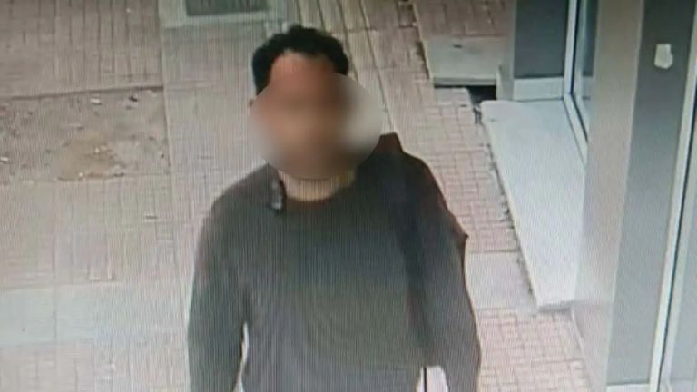 Βίντεο με το «δράκο» του Πειραιά να ακολουθεί γυναίκα πριν της επιτεθεί,«ξαφνικά ένιωσα χέρια να με τραβάνε»