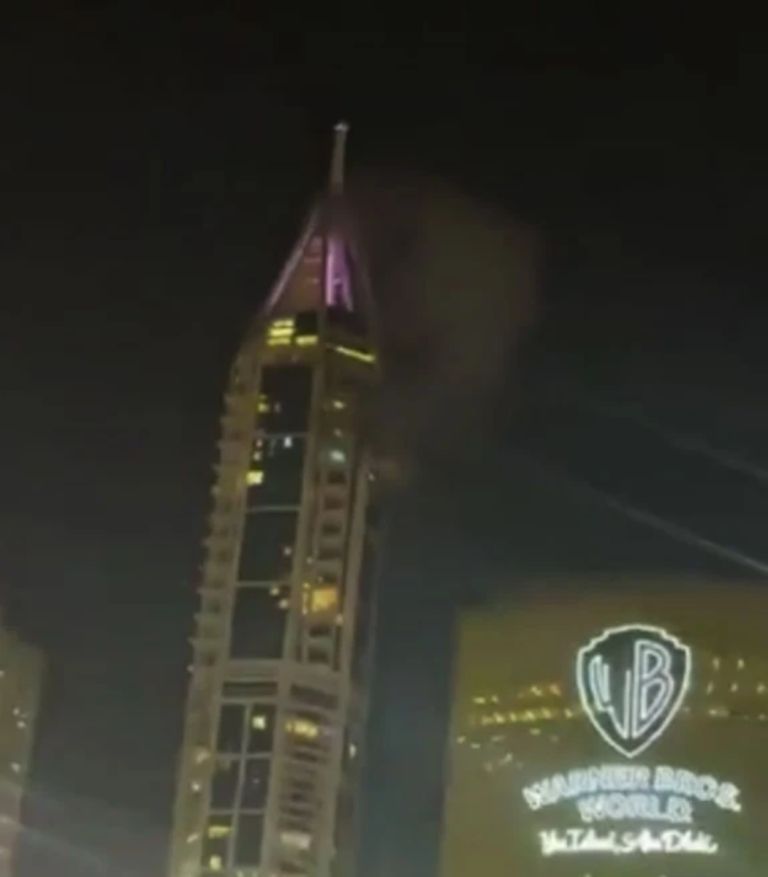 Ένας νεκρός από θραύσματα πυραύλων στο Ντουμπάι – Χτύπημα σε ουρανοξύστη στη μαρίνα