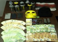 Πέντε συλλήψεις για οπαδική βία στον Άγιο Δημήτριο–Σιδηρογροθιά, φυσίγγια,300.000 ευρώ βρέθηκαν στα σπίτια