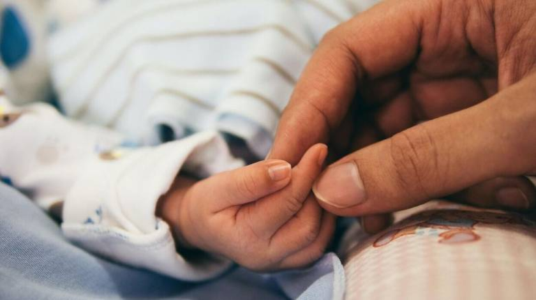 Α21: Τι ώρα και ποια ημέρα μπαίνει στα ΑΤΜ το επίδομα παιδιού