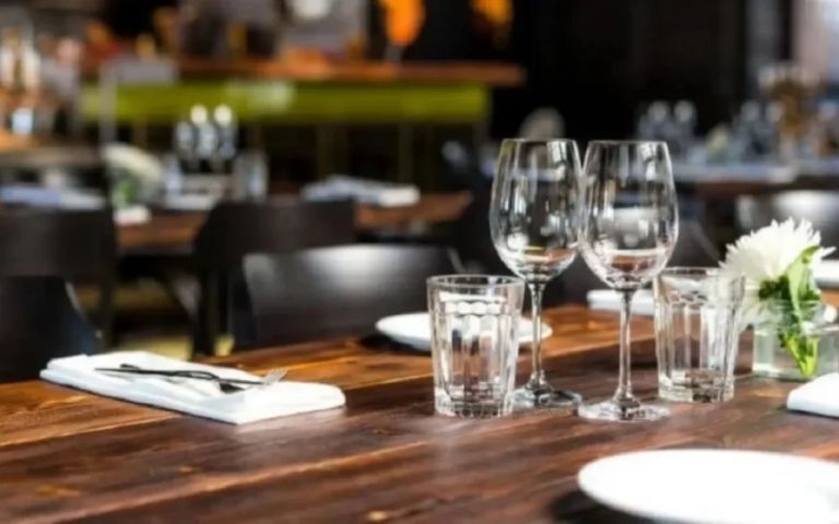 Αυξήσεις έως 25% στην εστίαση: στοίχημα εισοδήματος και πολιτικής κυριαρχίας