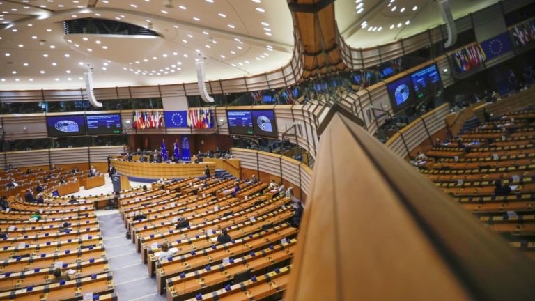 «Πράσινο φως με όρους» – Η Ε.Ε. εγκρίνει τη συμφωνία με ΗΠΑ, αλλά κρατά το “όπλο” των κυρώσεων έτοιμο